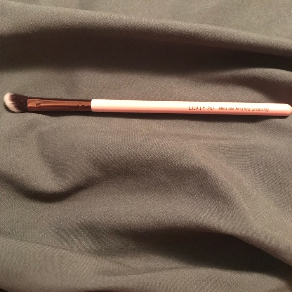 Luxie Medium Angled Shading Brush (207)